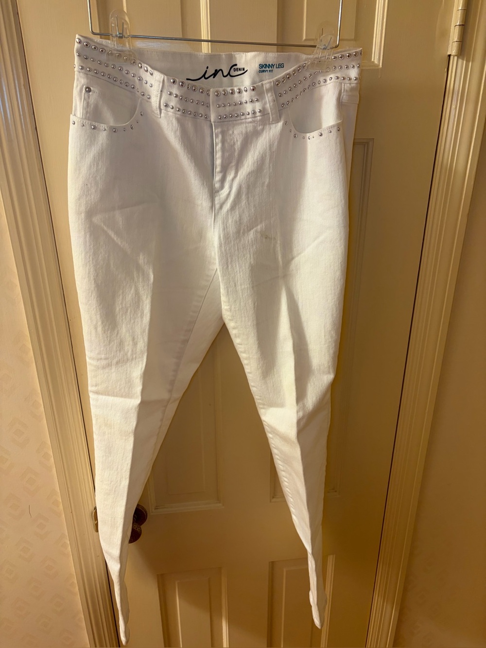 🤍INC International Concepts White Sz 10 Skinny Jeans with Stud Embellishment🤍
